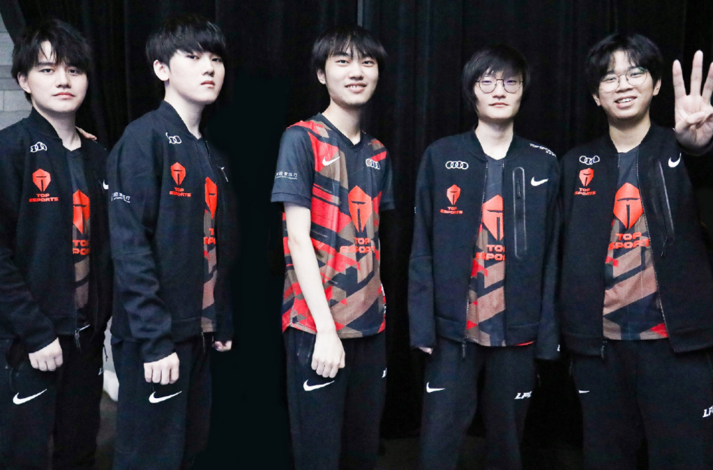 她在训练中 她在训练中